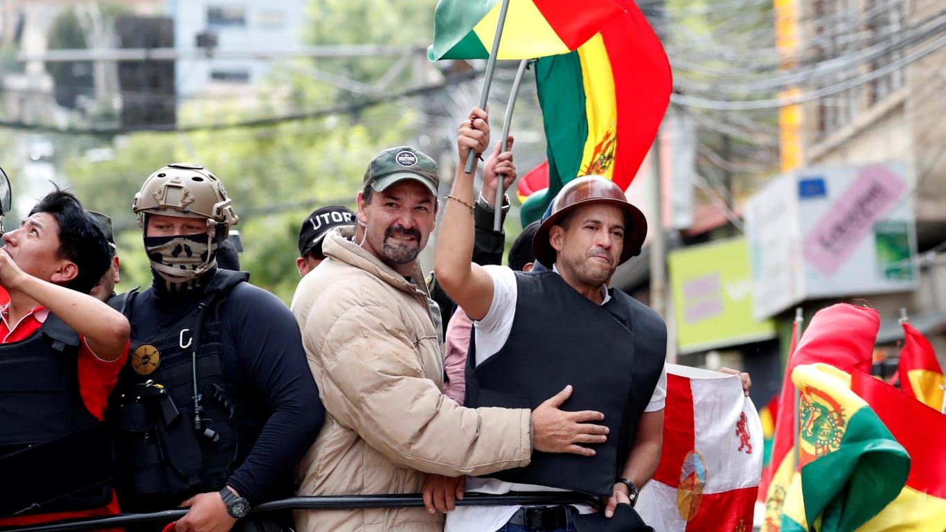 Der Oppositionspolitiker Luis Fernando Camacho zeigt sich mit dem Helm eines Minenarbeiters seinen Anhängern: Morales wirft ihm einen Staatsstreich vor.