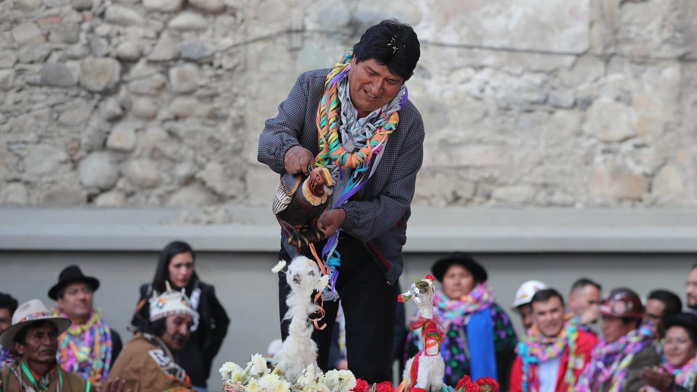 Evo Morales bei einem traditionellen Karnevals-Ritual im Frühjahr diesen Jahres: Der Politiker war besonders bei der indigenen Bevölkerung Boliviens beliebt.