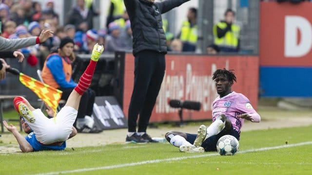 Wegen rohen Spiels gesperrt: HSV-Profi Bakery Jatta (r).