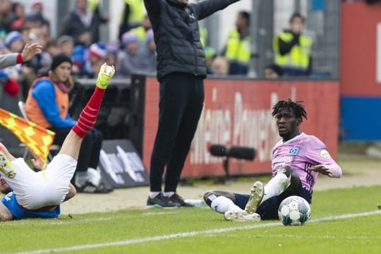 Wegen rohen Spiels gesperrt: HSV-Profi Bakery Jatta (r).