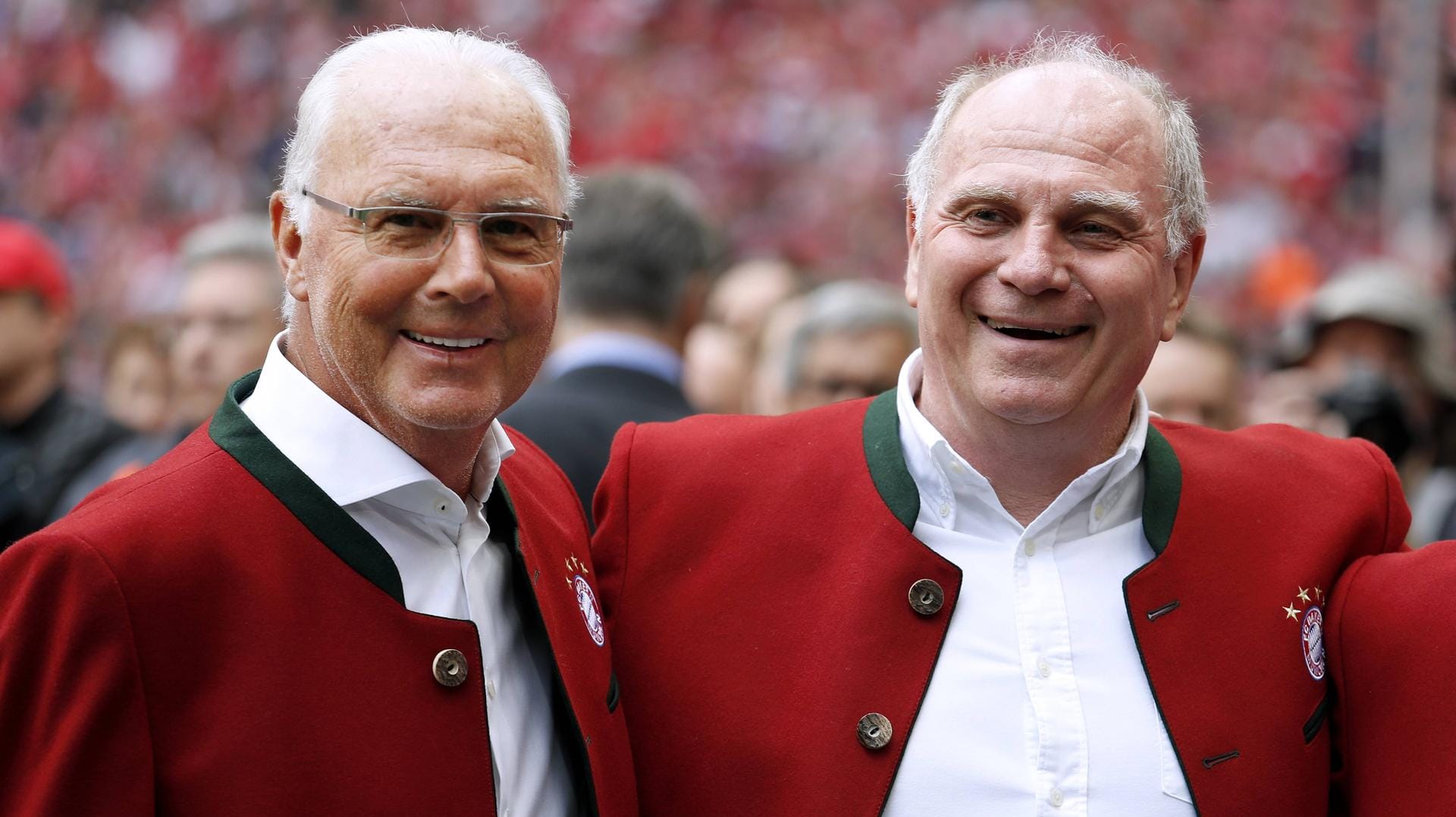 Franz Beckenbauer (l.) und Uli Hoeneß: Vor seinem Abschied richtet Beckenbauer sich an den scheidenden Präsidenten Hoeneß.