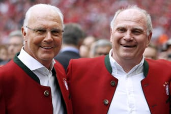 Franz Beckenbauer (l.) und Uli Hoeneß: Vor seinem Abschied richtet Beckenbauer sich an den scheidenden Präsidenten Hoeneß.