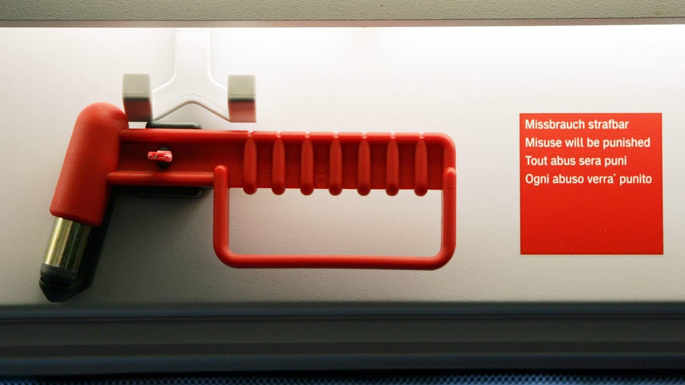 Ein Nothammer in einem Bus: Mit dem Werkzeug sollen eigentlich im Notfall die Scheiben eingeschlagen werden.