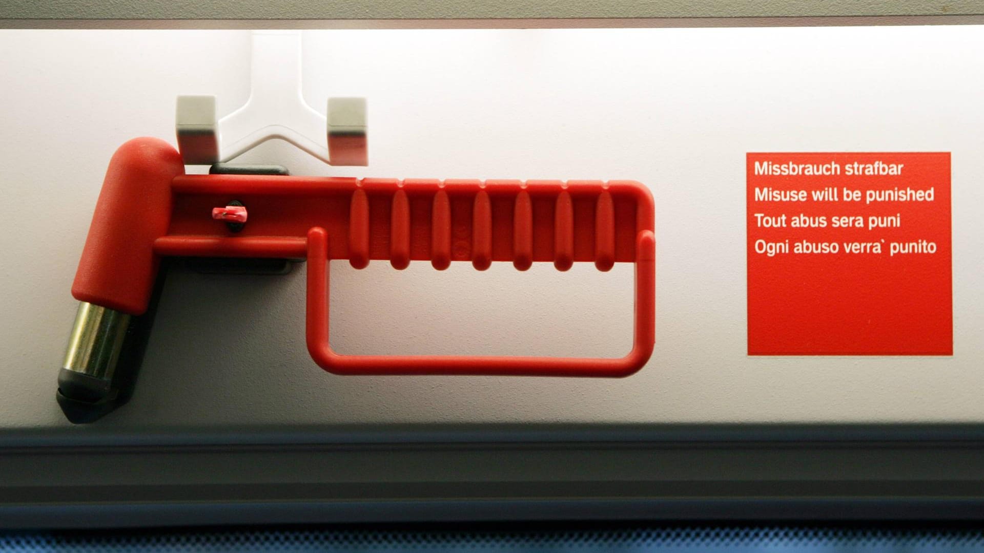 Ein Nothammer in einem Bus: Mit dem Werkzeug sollen eigentlich im Notfall die Scheiben eingeschlagen werden. Ein Nothammer in einem Bus: Mit dem Werkzeug sollen eigentlich im Notfall die Scheiben eingeschlagen werden.