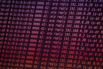 Im Rahmen der Präsentation des "Bundeslagebildes Cybercrime" beim BKA wird ein Hackerangriff auf ein Unternehmen simuliert, wobei der Quellcode des Angriffs auf einem Bildschirm zu sehen ist: Laut dem BKA-Bericht stieg 2018 die Cyberkriminalität.