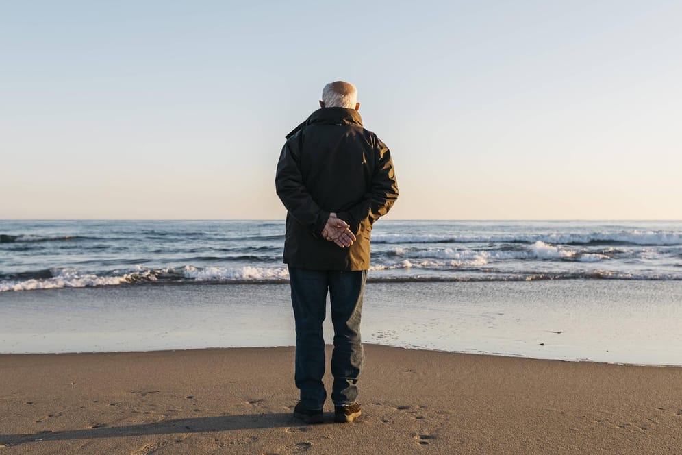 Ein älterer Herr blickt auf das Meer: Das deutsche Rentensystem ist ungerecht, findet der t-online.de-Kommentator.