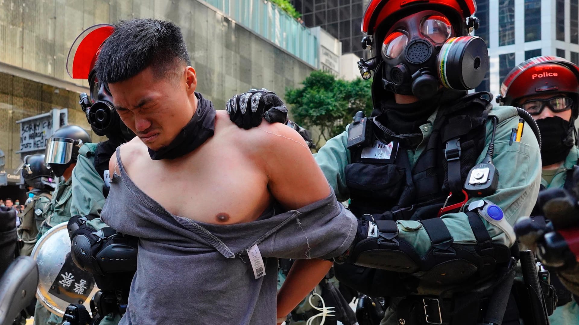 Ein Polizist mit Gasmaske führt einen Demonstranten in Hongkong ab: Nach dem Tod eines Studenten eskaliert die Gewalt auf den Straßen erneut.