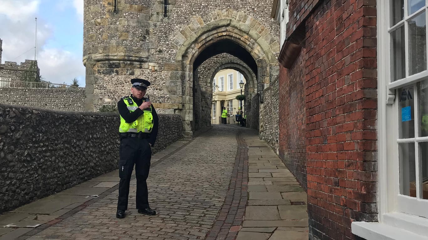 Ein Polizist sichert in Lewes eine Straße: Eine Burgmauer ist in dem Ort im Süden Englands eingestürzt.
