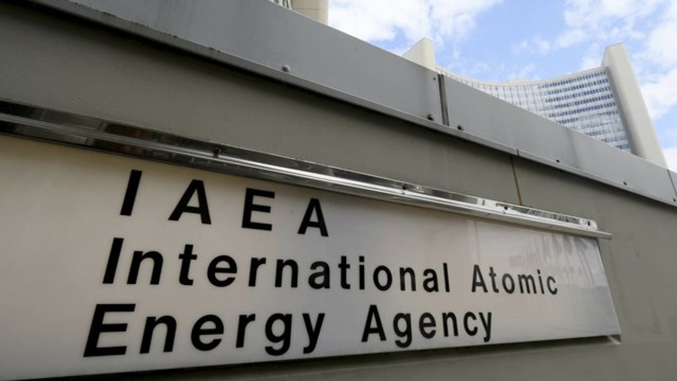 Ein Schild der "IAEA International Atomic Energy Agency" am Eingang zur Internationalen Atomenergiebehörde in Wien.