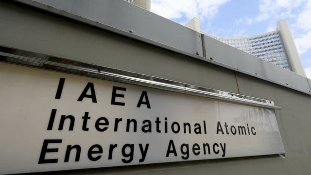 Ein Schild der "IAEA International Atomic Energy Agency" am Eingang zur Internationalen Atomenergiebehörde in Wien. Ein Schild der "IAEA International Atomic Energy Agency" am Eingang zur Internationalen Atomenergiebehörde in Wien.