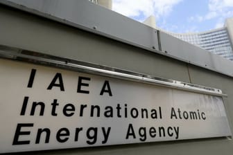 Ein Schild der "IAEA International Atomic Energy Agency" am Eingang zur Internationalen Atomenergiebehörde in Wien.