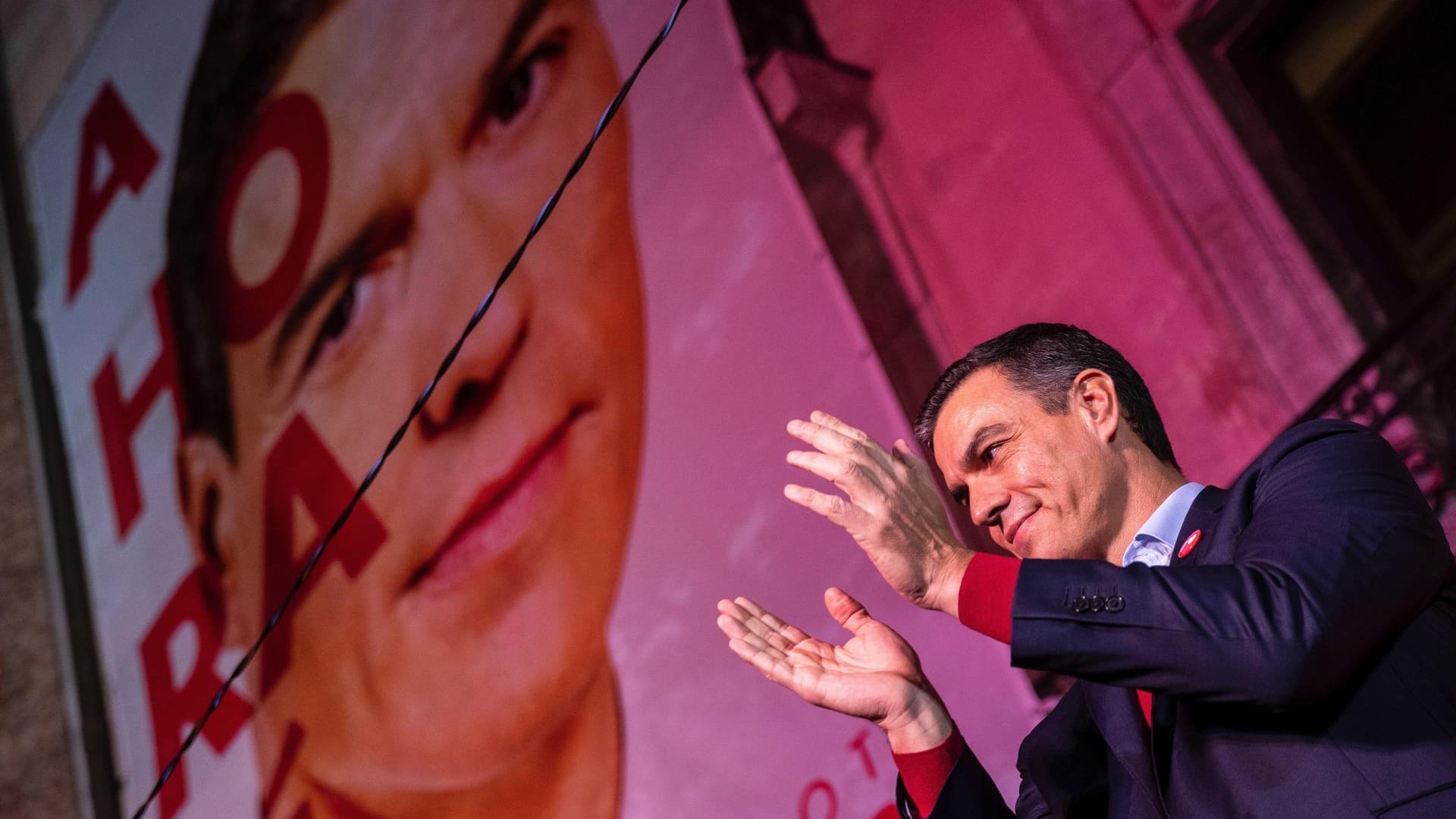 Pedro Sánchez, spanischer Premierminister und Parteivorsitzender der sozialistischen Partei, nach den Parlamentswahlen am Sonntag: Das Land könnte in politischem Chaos versinken. Pedro Sánchez, spanischer Premierminister und Parteivorsitzender der sozialistischen Partei, nach den Parlamentswahlen am Sonntag: Das Land könnte in politischem Chaos versinken.