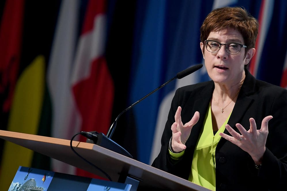 Verteidigungsministerin Annegret Kramp-Karrenbauer, spricht bei der Sicherheitstagung "Nato Talk around the Brandenburger Tor": Bis 2035 sollen die Verteidigungsausgaben auf 2 Prozent des BIP erhöht werden.