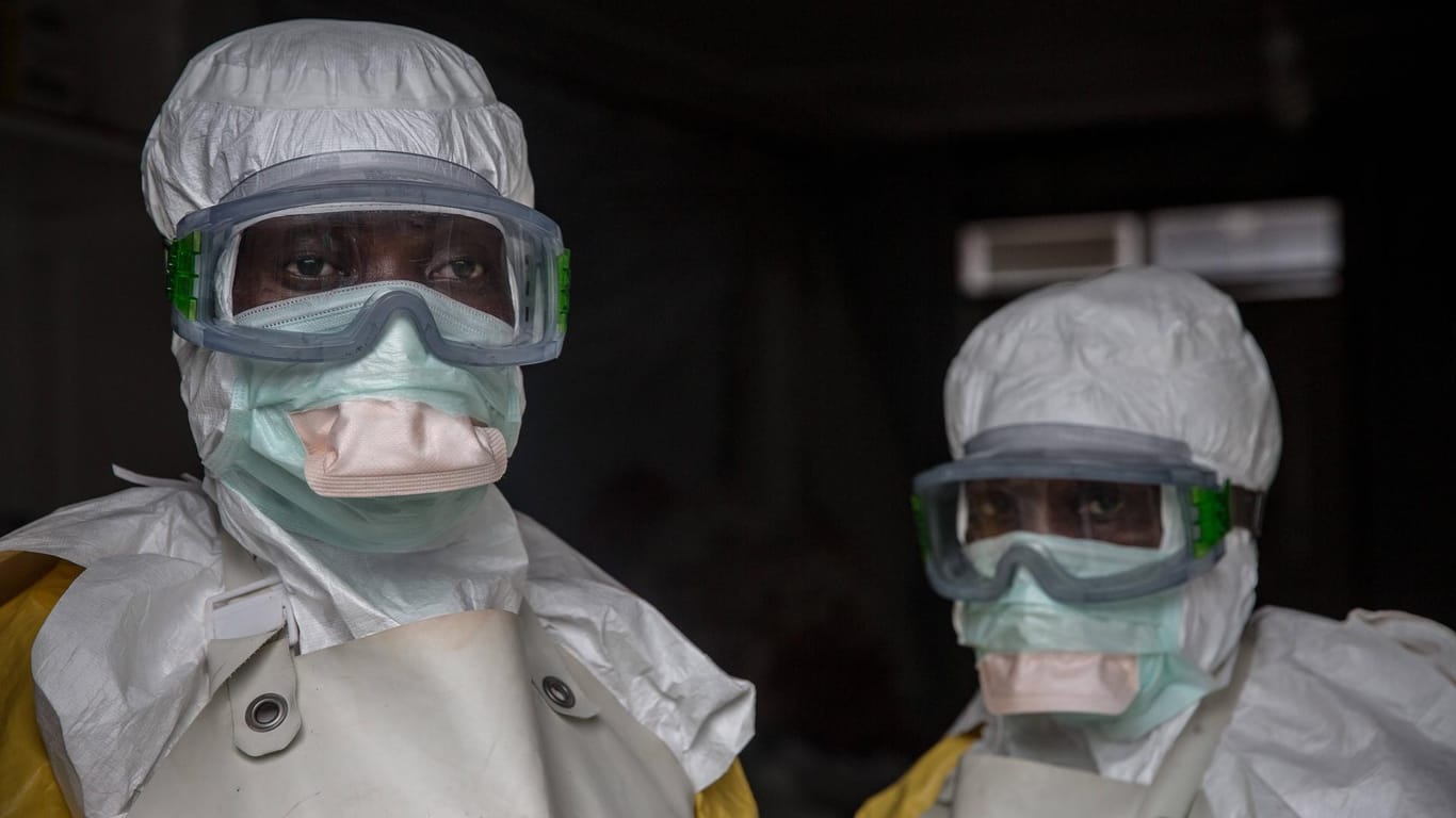 Medizinisches Personal in Schutzanzügen im Kongo: Auch 2019 gab es erneut Ausbrüche der tödlichen Krankheit.