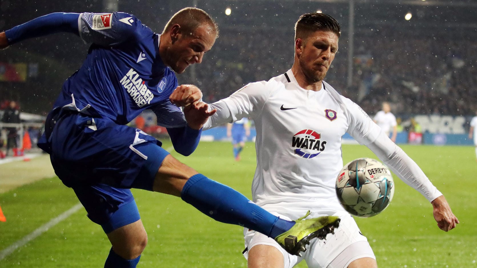 Enge Partie zwischen Erzgebirge Aue und dem Karlsruher SC.