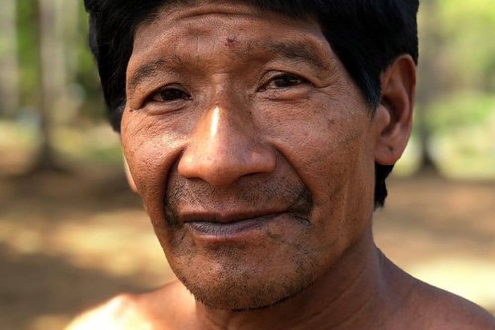 Ein indigener Ureinwohner vom Stamm der Uru-Eu-Wau-Wau im Amazonas, der durch die Brandrodungen besonders betroffen ist.