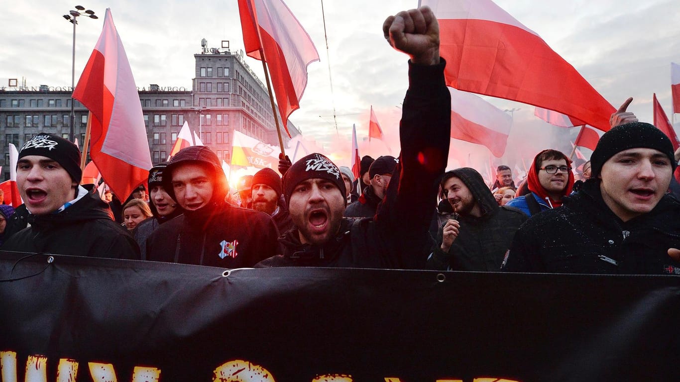 Nationalfeiertag in Polen: Menschen nehmen an einem Marsch teil, der von rechten Aktivisten organisiert wurde, um den polnischen Unabhängigkeitstag zu zelebrieren.