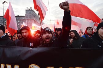 Nationalfeiertag in Polen: Menschen nehmen an einem Marsch teil, der von rechten Aktivisten organisiert wurde, um den polnischen Unabhängigkeitstag zu zelebrieren.