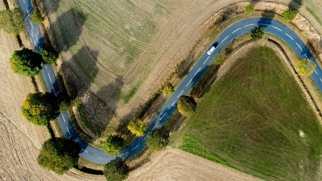 Besonders kurvige Passagen stellen Reisekranke vor Herausforderungen.