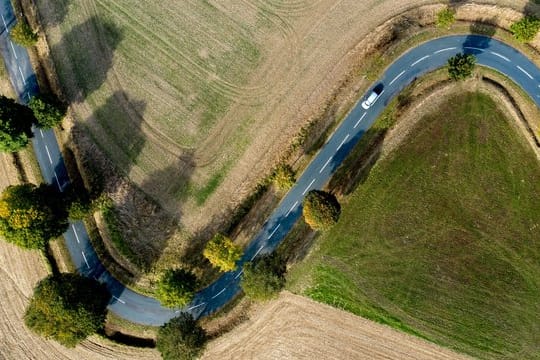 Besonders kurvige Passagen stellen Reisekranke vor Herausforderungen.