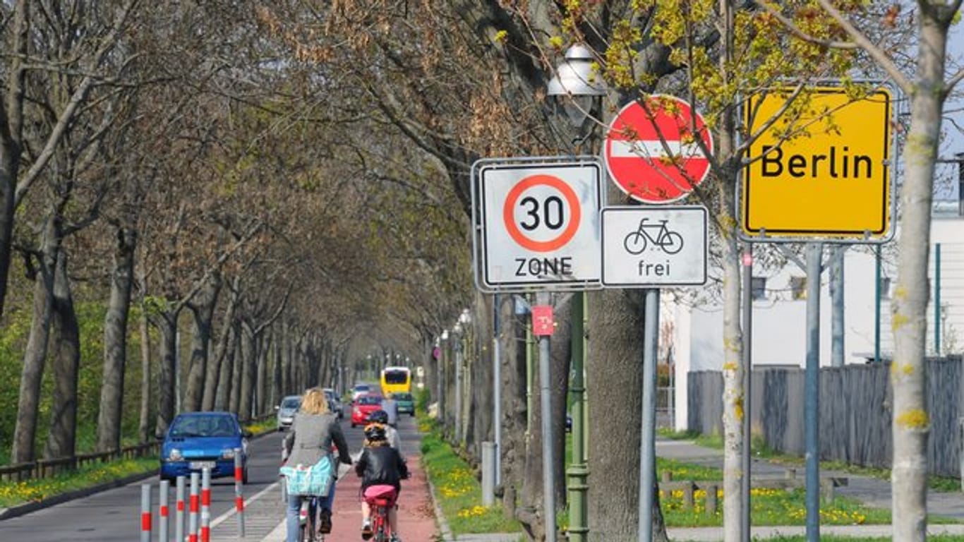 Radfahrer fahren auf Radweg: Beginn einer Tempo-30-Zone in Berlin.