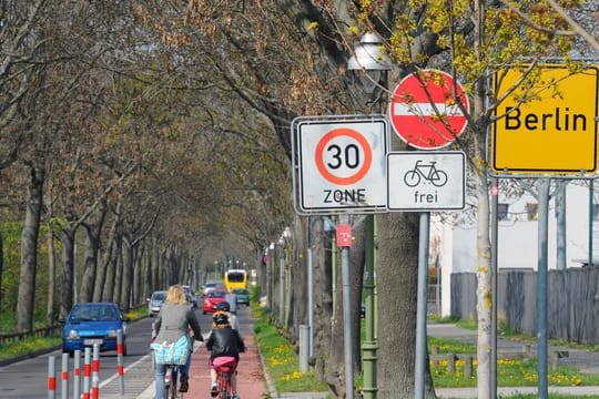 Radfahrer fahren auf Radweg: Beginn einer Tempo-30-Zone in Berlin.