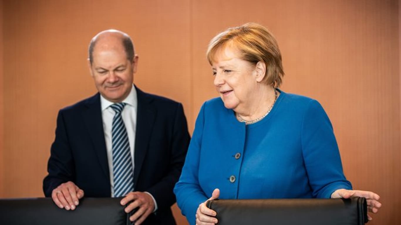Bundesfinanzminister Scholz und Bundeskanzlerin Merkel vor Beginn einer der wöchentlichen Sitzungen des Bundeskabinetts.