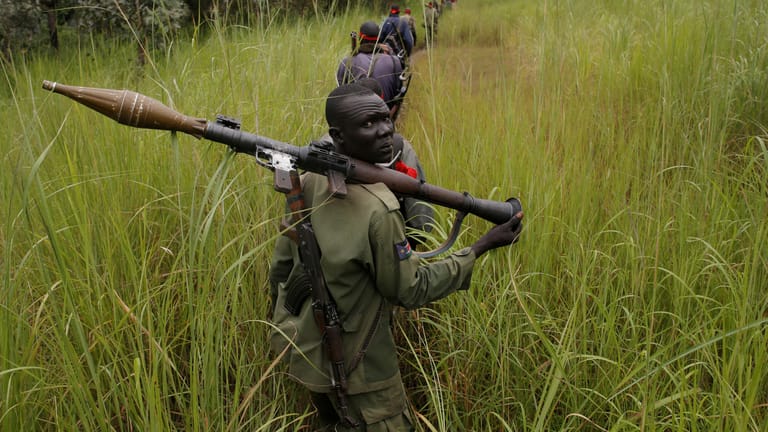 Ein Soldat auf Seiten von Präsident Kiir im südsudanesischen Bürgerkrieg.