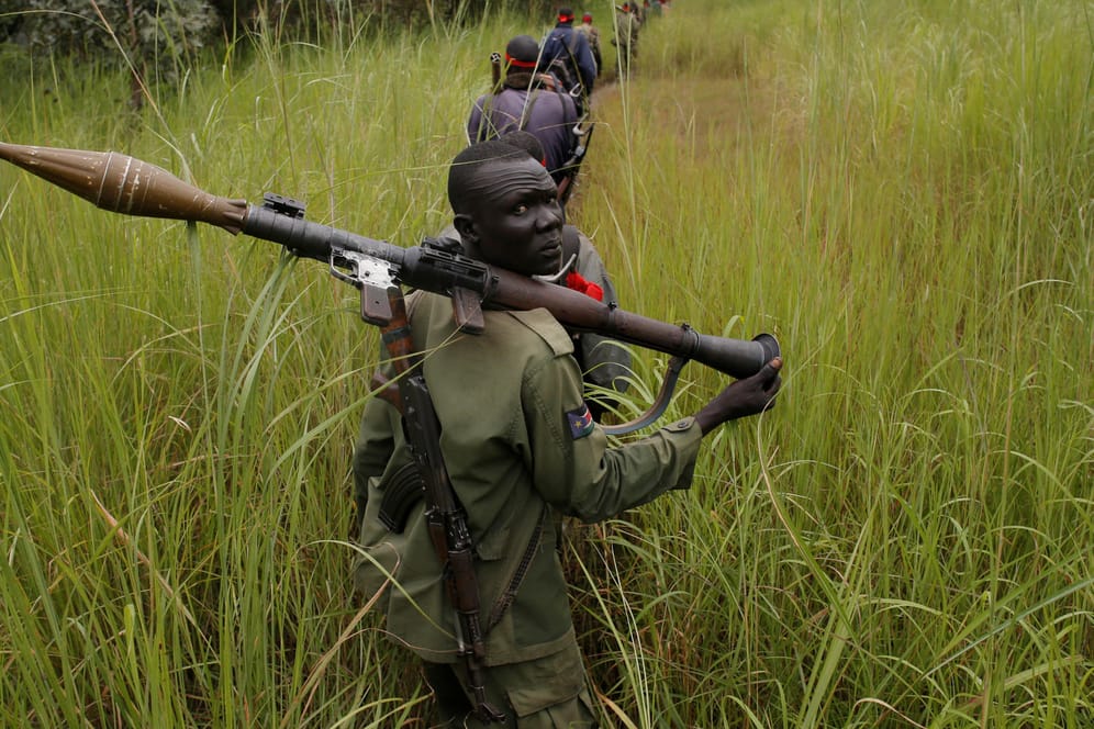 Ein Soldat auf Seiten von Präsident Kiir im südsudanesischen Bürgerkrieg.