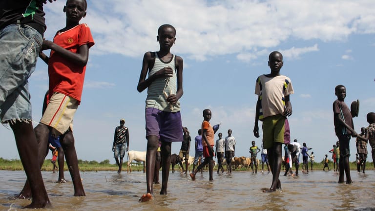 UN-Blauhelme helfen in den von Überschwemmungen betroffenen Gebieten im Südsudan.