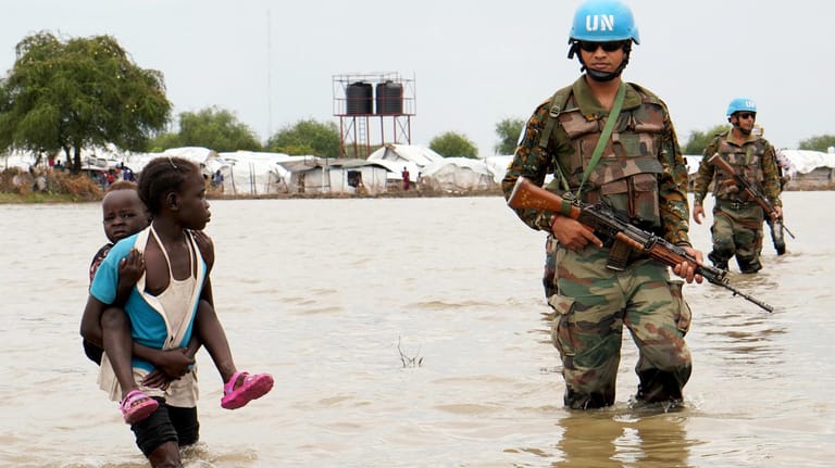 UN-Blauhelme helfen in den von Überschwemmungen betroffenen Gebieten im Südsudan.
