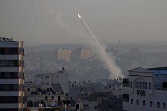 Eine Rakete startet aus Gaza in Richtung Israel.
