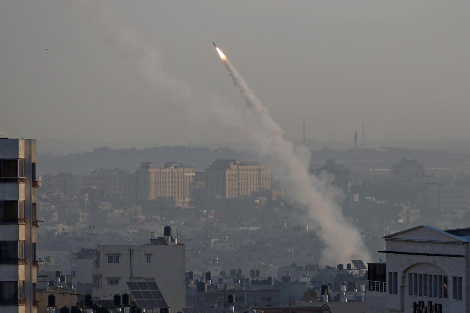 Eine Rakete startet aus Gaza in Richtung Israel.