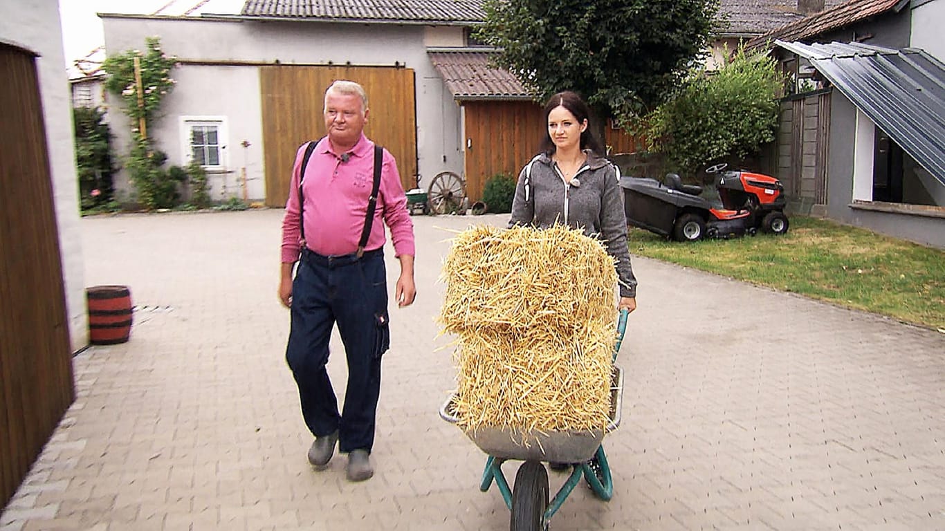 Conny mit Michaels Vater Werner: Sie sprang allein für den erkrankten Landwirt ein.