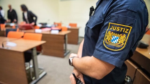 Ein Justizbeamter zu Beginn des Prozesses im Sitzungssaal vom Landgericht München II. Ein Justizbeamter zu Beginn des Prozesses im Sitzungssaal vom Landgericht München II.