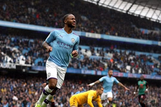 Raheem Sterling (l) von Manchester City muss in der englischen Nationalmannschaft aussetzen.