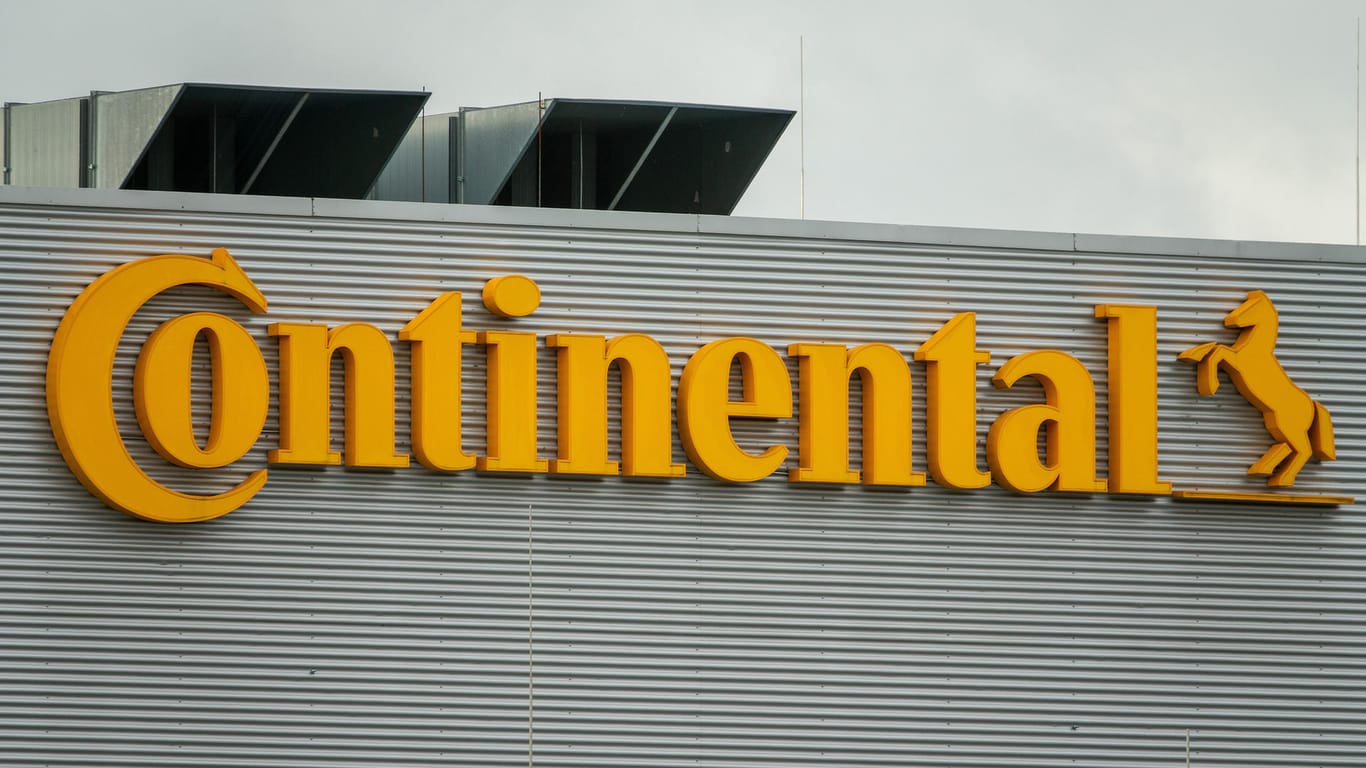 Logo am Continental Standort in Sachsen: Conti-Chef Elmar Degenhart spricht von einer noch vergleichsweise soliden Entwicklung.