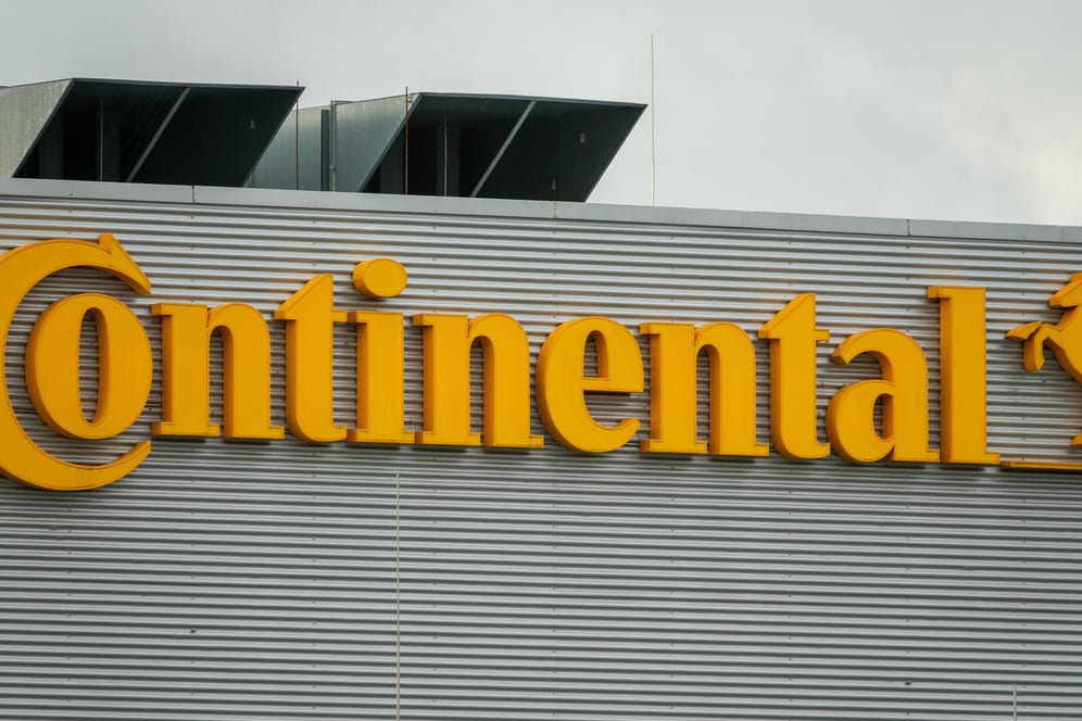 Logo am Continental Standort in Sachsen: Conti-Chef Elmar Degenhart spricht von einer noch vergleichsweise soliden Entwicklung.