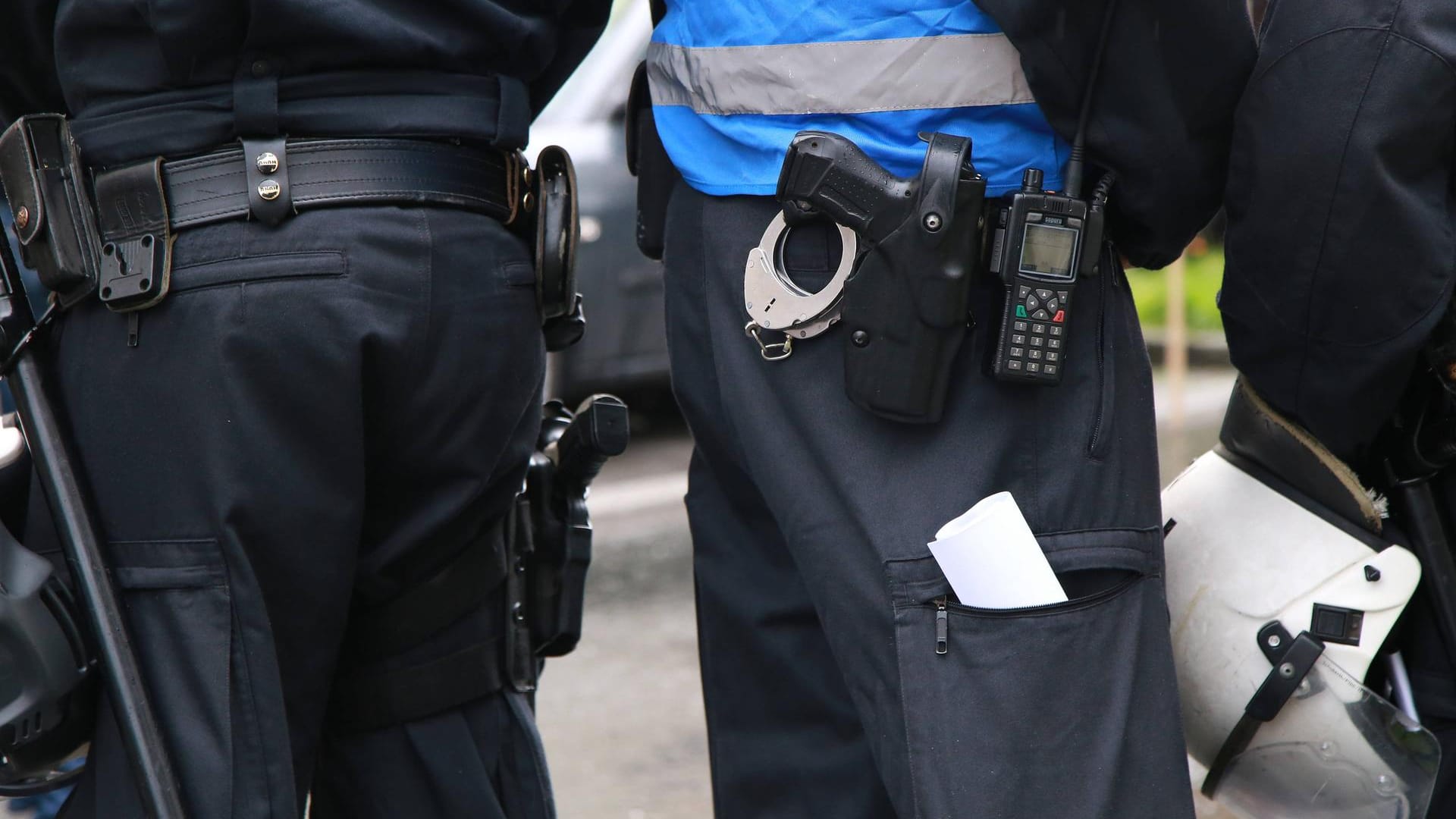 Detailaufnahme von zwei Polizisten (Symbolbild): In Dortmund hat ein 17-Jähriger in einem U-Bahnhof randaliert.