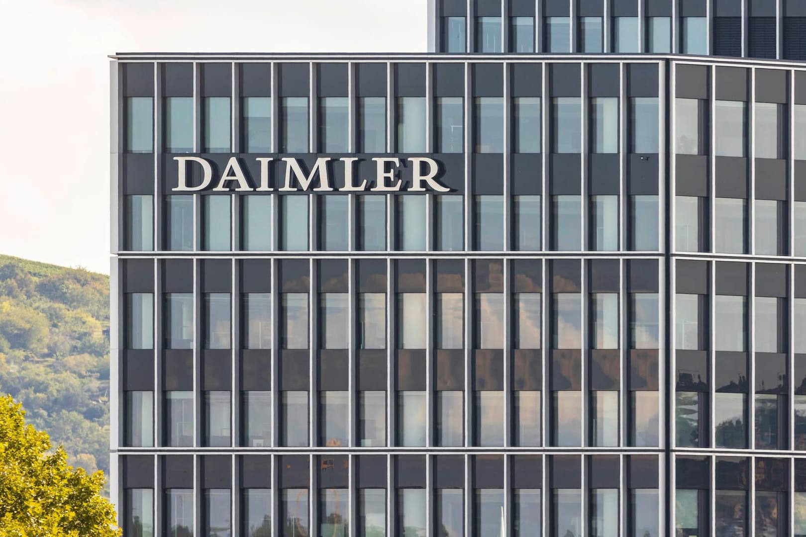 Daimler in Stuttgart: Immer mehr Autobesitzer verklagen den Konzern. Daimler in Stuttgart: Immer mehr Autobesitzer verklagen den Konzern.