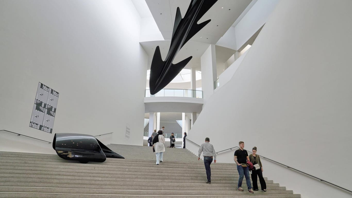 Treppe zur Ausstellung in der Pinakothek der Moderne: Gerade bei schlechtem Wetter bietet sich ein Besuch im Museum an.