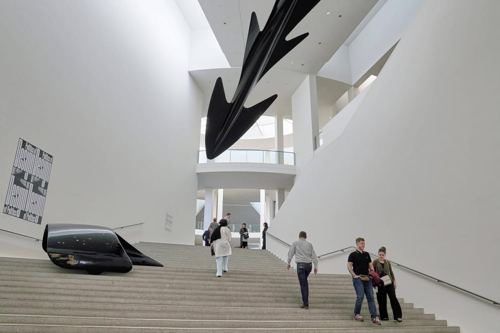Treppe zur Ausstellung in der Pinakothek der Moderne: Gerade bei schlechtem Wetter bietet sich ein Besuch im Museum an.