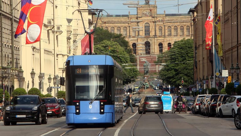 Tram der Linie 19 auf der Maximilianstraße: Nicht nur bei Sonnenschein, auch bei Regenwetter bietet sich eine Stadtrundfahrt mit der Straßenbahn an.