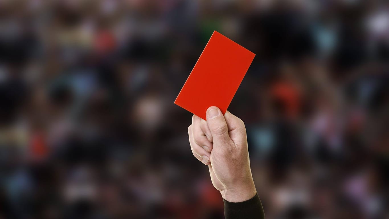 Ein Schiedsrichter zeigt eine rote Karte: In Essen gab es bei einem Kreisliga-Spiel drei Rote Karten. Dann wurde der Unparteiische angegriffen.