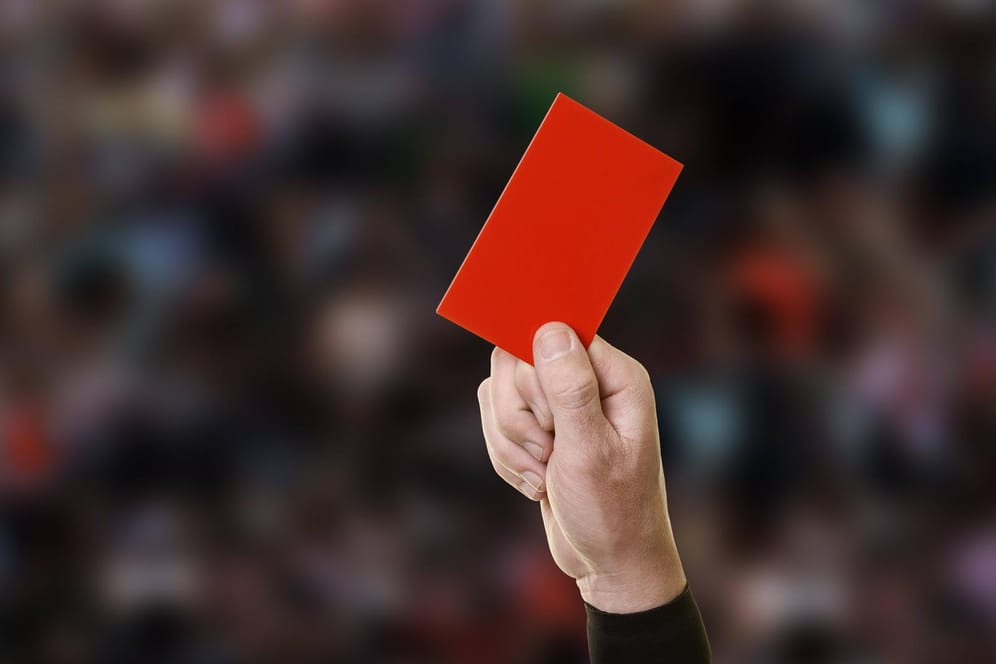 Ein Schiedsrichter zeigt eine rote Karte: In Essen gab es bei einem Kreisliga-Spiel drei Rote Karten. Dann wurde der Unparteiische angegriffen.