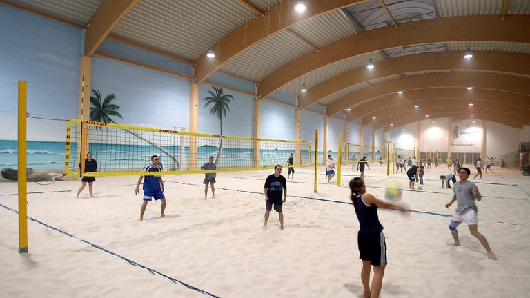 Beachvolleyball in einer Halle (Symbolbild): Auch in München gibt es Indoor-Sporthallen. Sommerfeeling ist hier auch bei Regenwetter garantiert.
