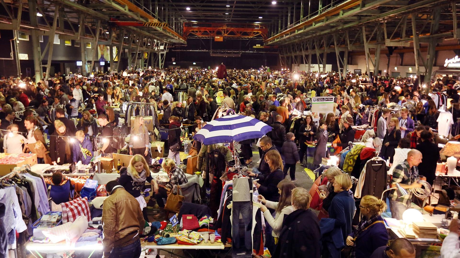 Nachtflohmarkt in der Zenith-Halle: Wer auf eine ganz neue Art auf Schnäppchenjagd gehen will, der ist hier richtig.