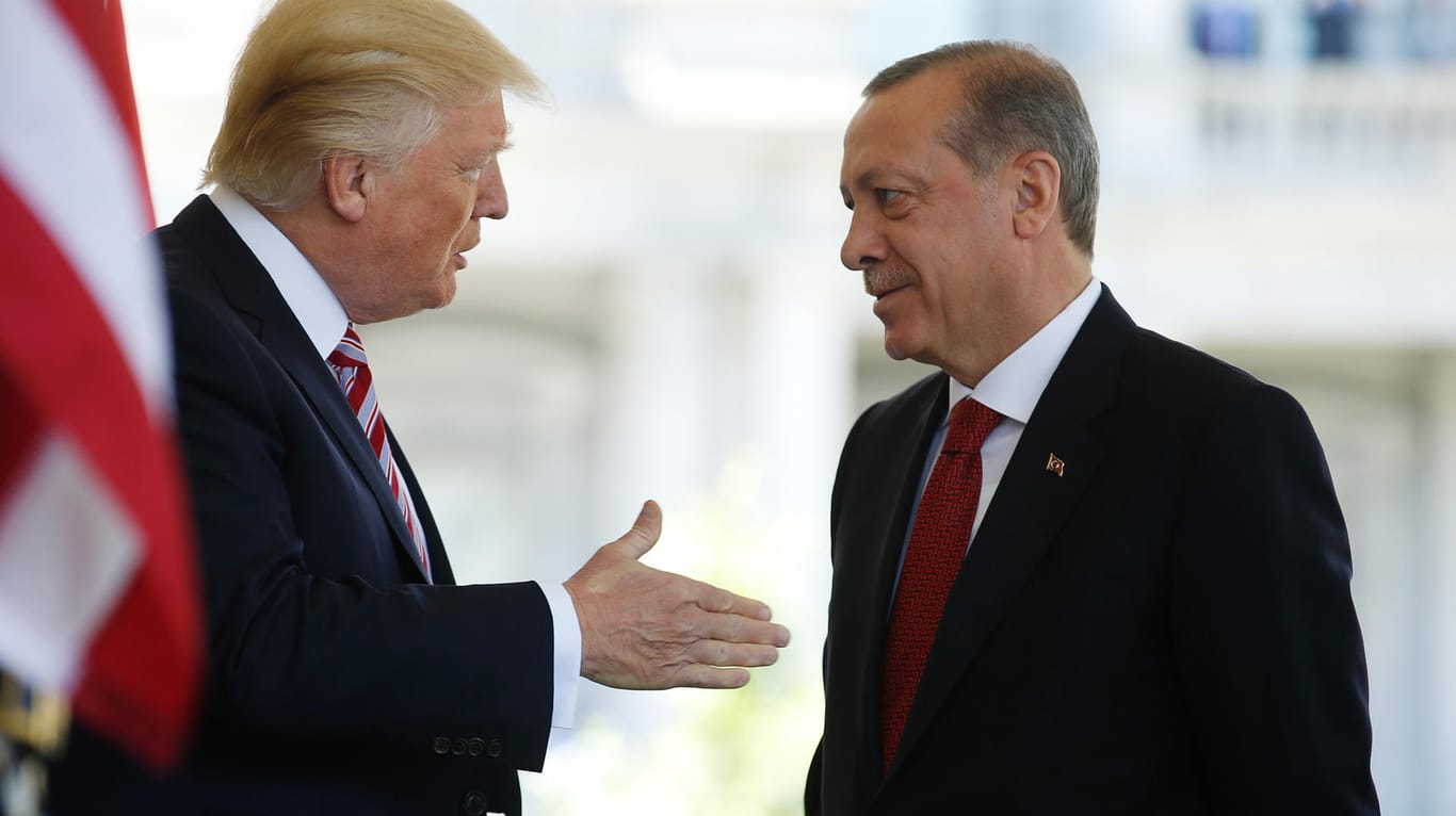 US-Präsident Donald Trump und sein türkischer Amtskollege Erdogan: Trump halte Erdogan für "einen harten Kerl, der Respekt verdient" zitieren US-Medien einen früheren Regierungsmitarbeiter.