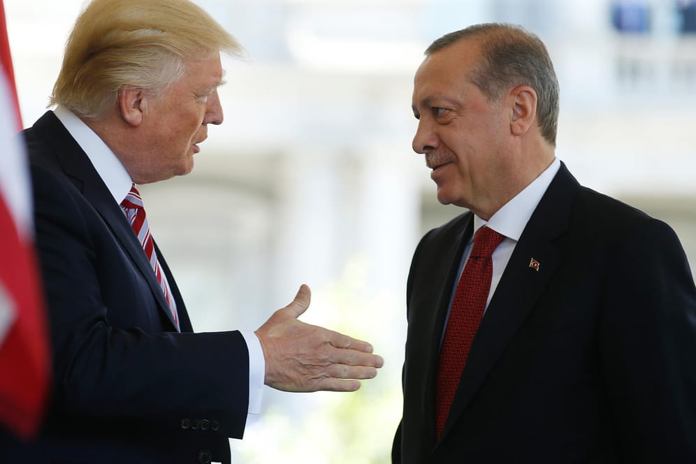 US-Präsident Donald Trump und sein türkischer Amtskollege Erdogan: Trump halte Erdogan für "einen harten Kerl, der Respekt verdient" zitieren US-Medien einen früheren Regierungsmitarbeiter.