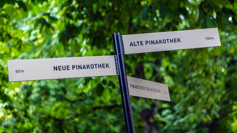 Wegweiser zu den Pinakotheken in München: Kulturbegeisterte sollten der Neuen und Alten Pinakothek einen Besuch abstatten.